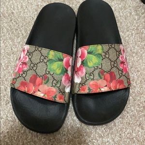 Gucci bloom floral slides !